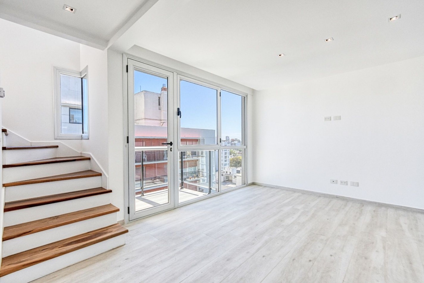3 amb. a estrenar- a la calle - en Duplex- Plaza Mitre-