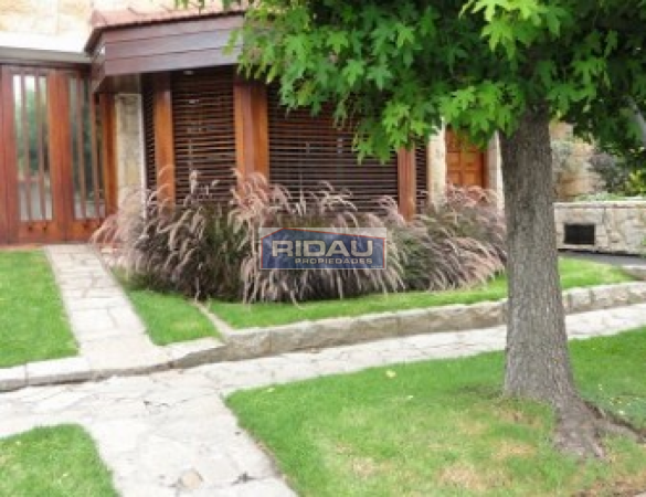 Chalet 2 plantas Los troncos / Guemes 